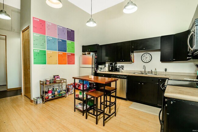 Building Photo - 213 N Walnut St