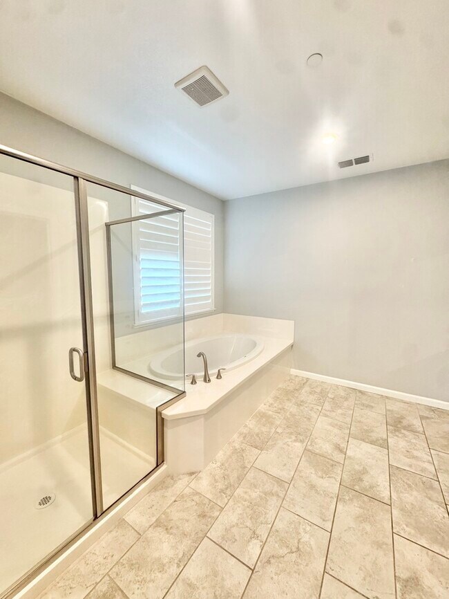 Building Photo - Stunning 5BR Home with Pool, Loft & 3-Car Garage!