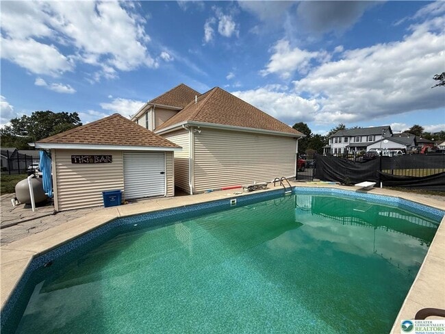 Building Photo - 4 bedroom 2.5 bathroom