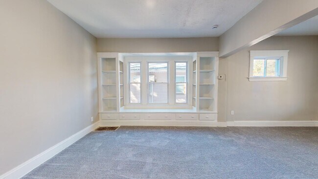 Building Photo - 3915 Hyde Ave