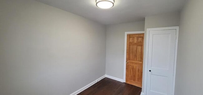Building Photo - 4933 Edgemere Ave