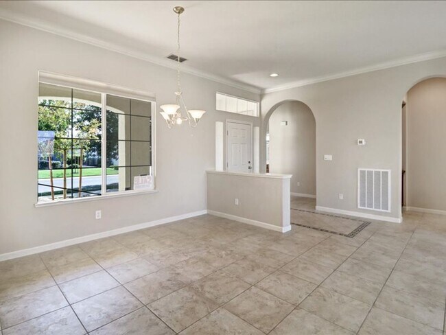 Building Photo - Trilogy 55+ Beautiful 3BD/3BA with pond view