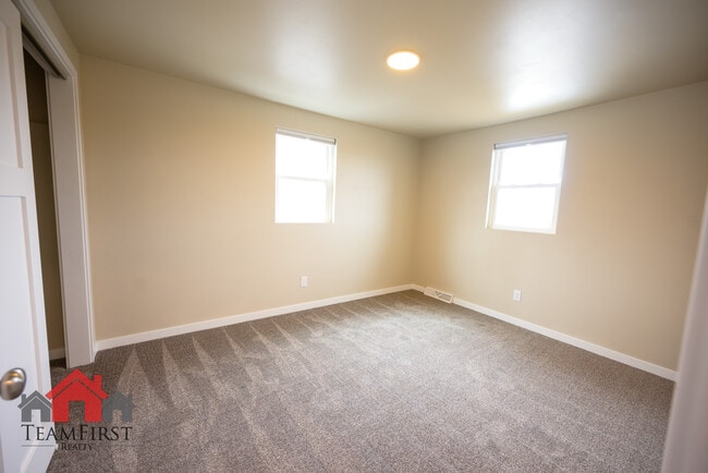 Building Photo - 2022 Terry Ln