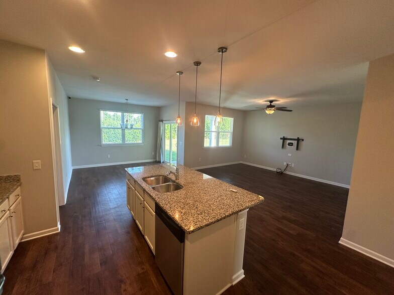 Building Photo - 8170 E Highcroft Dr NE