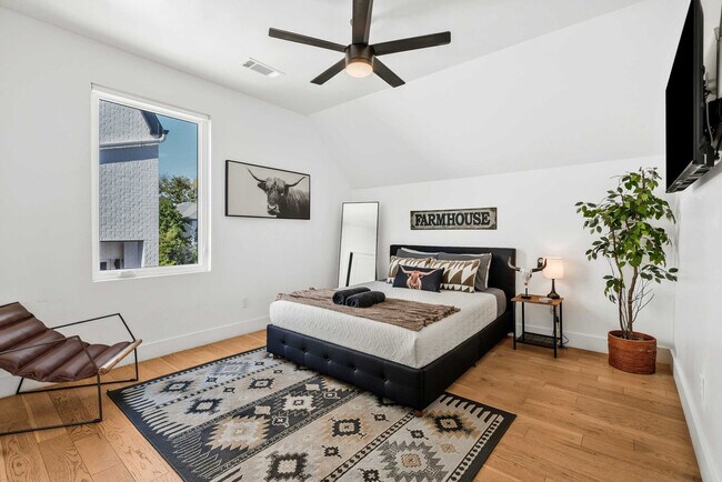 Building Photo - 1007 12th Ave N