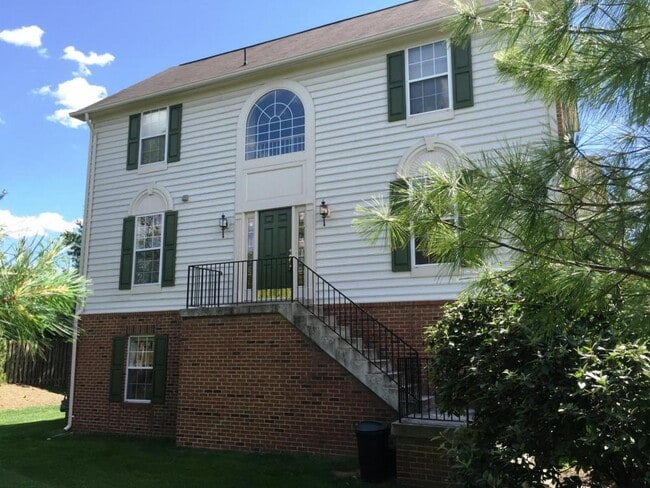 Building Photo - 2531 James Maury Dr
