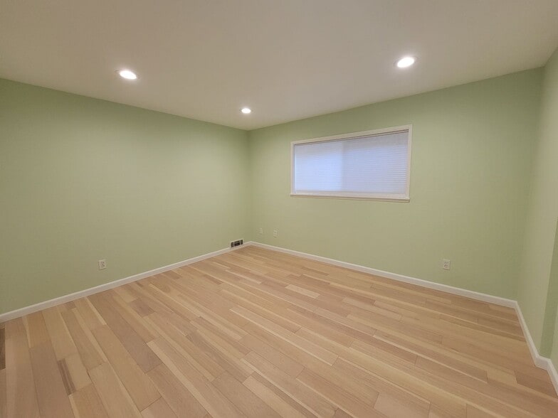 Building Photo - Remodeled Condo Near Microsoft