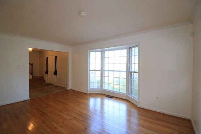 Building Photo - Spacious 4BD/2.5BA Colonial on Quiet Cul-d...