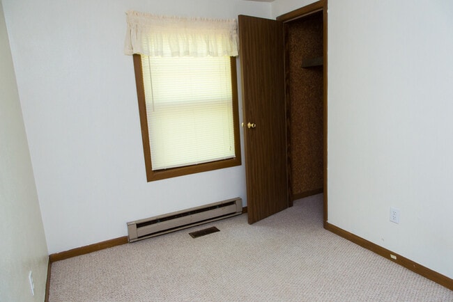 Building Photo - Country living in Cedar Grove