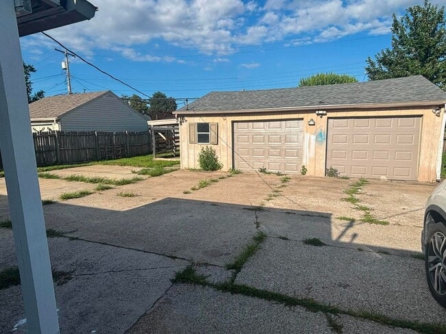 Building Photo - 2 car detached garage with electric!!!!!