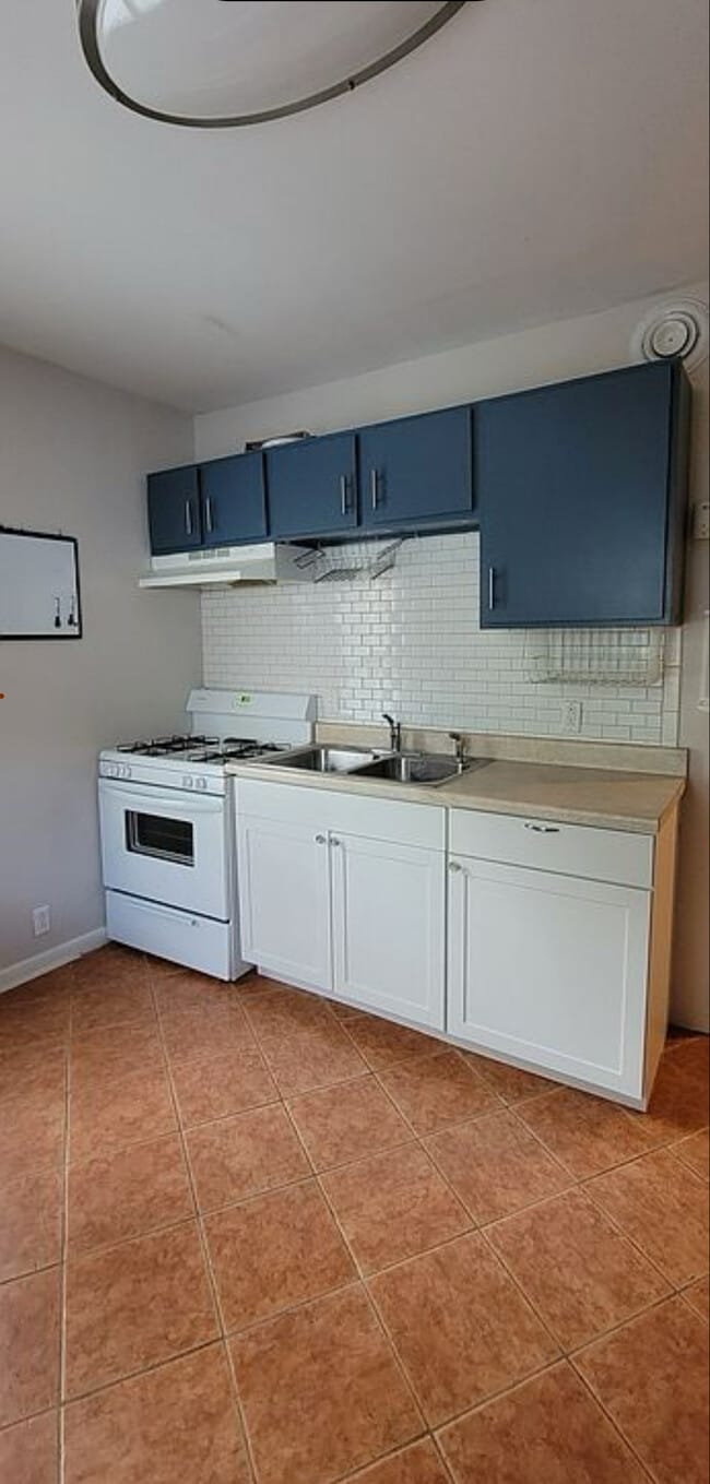 Building Photo - 15 Minden Ave