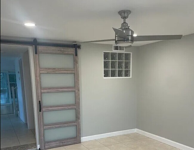 Building Photo - 8771 Bay Pointe Dr