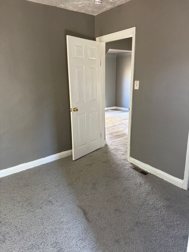 Building Photo - 3 Bedroom Home In Warren