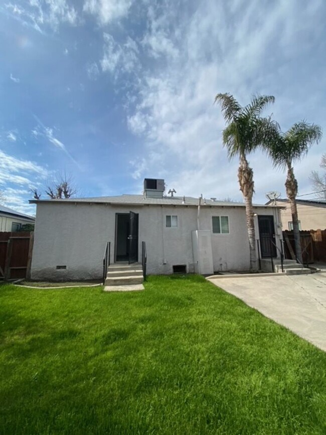 Building Photo - Charming Oleander Home