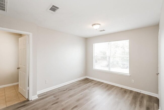 Building Photo - 7423 Village Lake Dr
