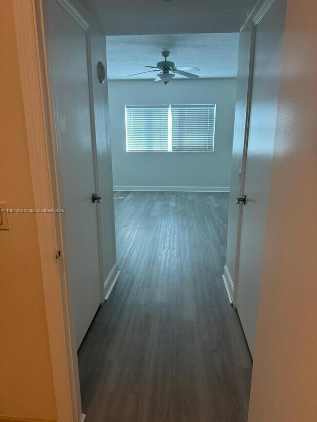 Building Photo - 15051 Royal Oaks Ln