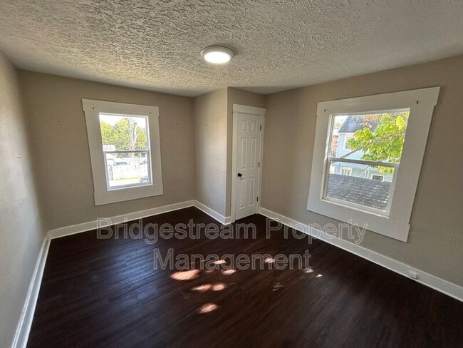 Building Photo - 2213 Ravenwood Ave