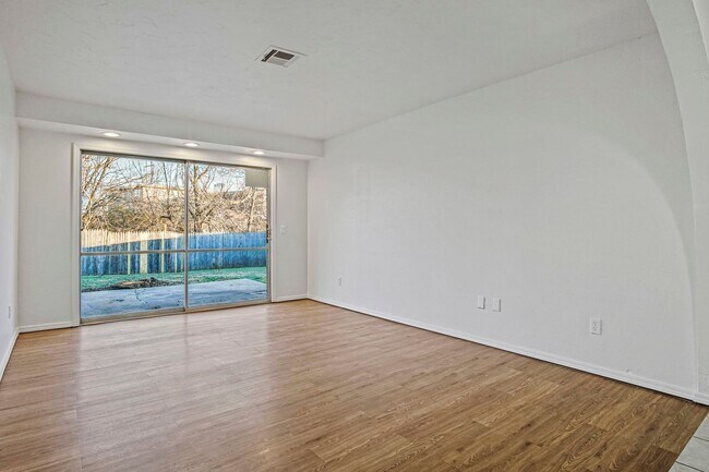 Building Photo - Beautifully Renovated 3bed/  2bath in Del city!   Bonus room in the Master bedroom!!