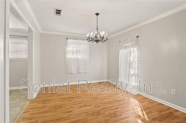 Building Photo - 4421 Lakewood Dr