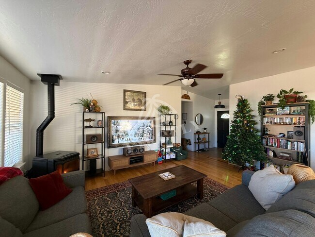 Building Photo - 844 Tori Cir