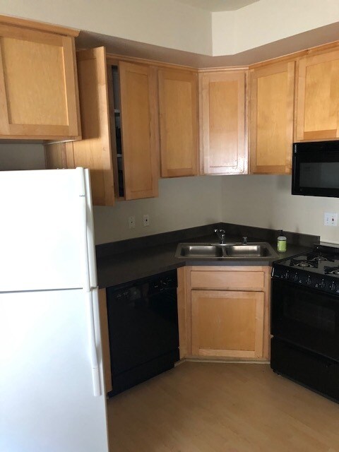 KITCHEN - 1325 N Poinsettia Pl