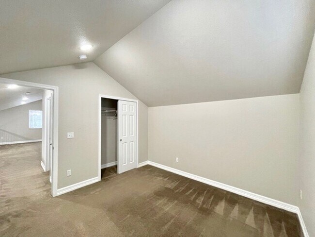Building Photo - Stunning 4 Bed/4 Bath Home in Banning Lewis Ranch