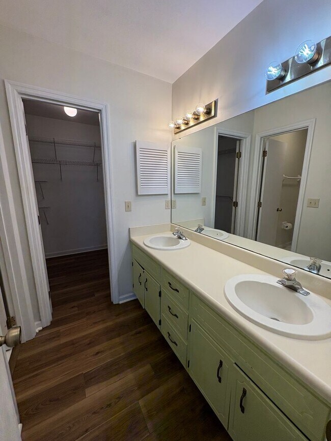 Building Photo - Family Friendly 2 Bedroom Duplex Available In Tallahassee NOW