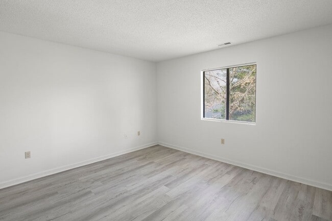 Building Photo - South Asheville Townhome