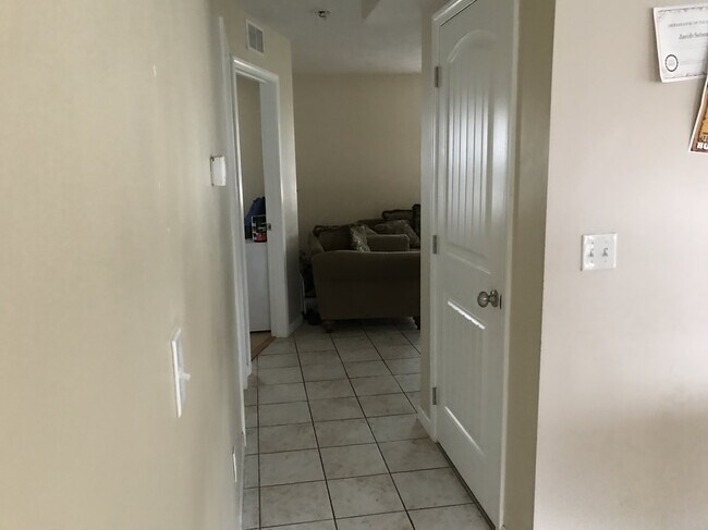 Building Photo - 908 W Mill St