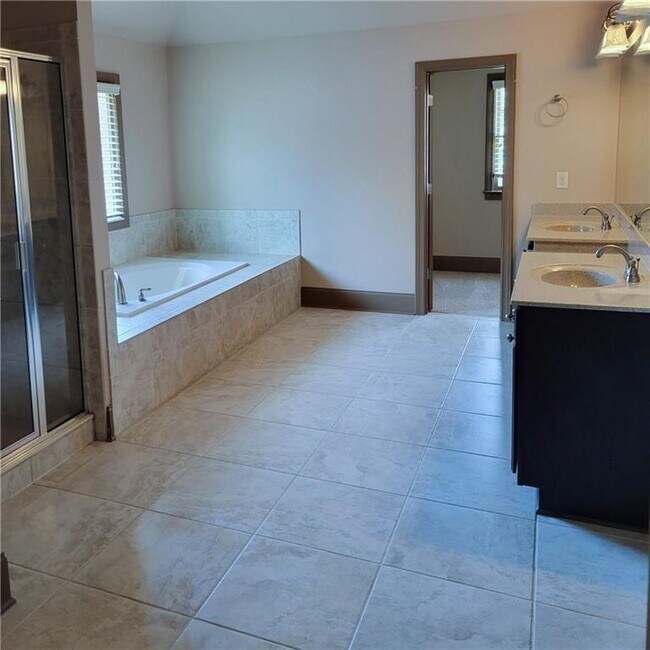 Building Photo - 5230 Habersham Hills Dr