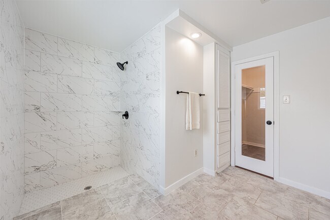 Building Photo - 6215 Portal Dr