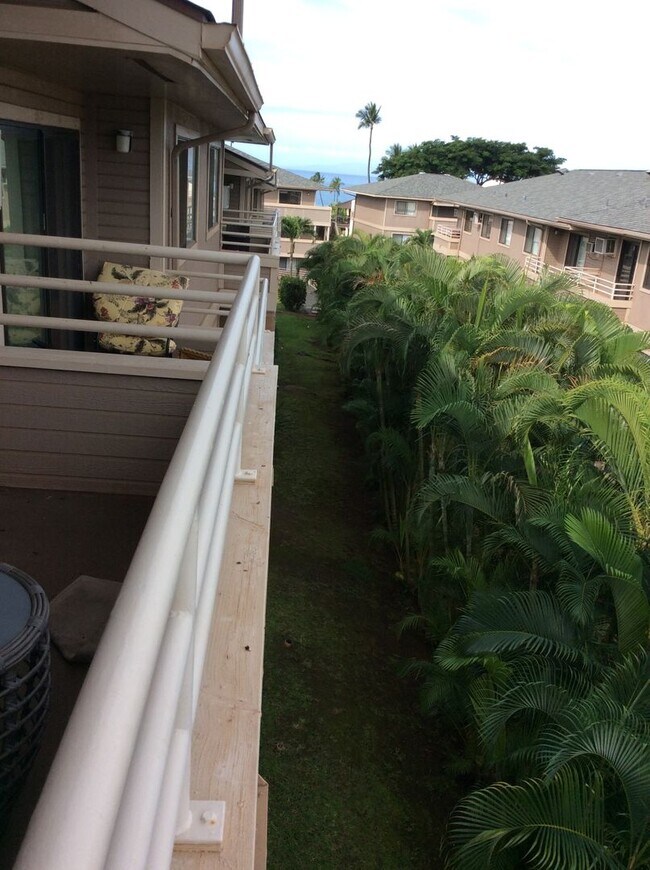 Building Photo - Mostly furnished upstairs 2 bed., 2 full bathroom Kihei Shores condo