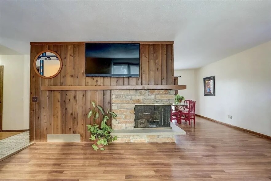 Building Photo - 4906 Academy Dr