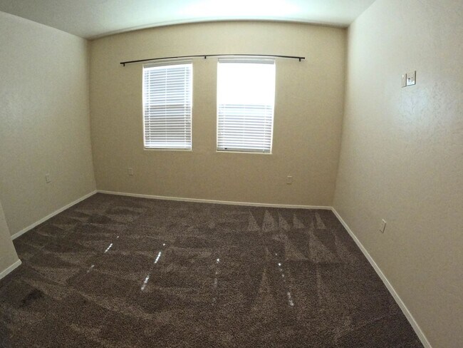 Building Photo - 4071 N Sommerset Ave