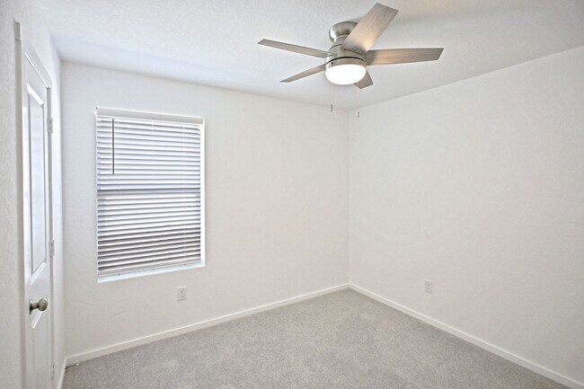 Building Photo - 1601 Tiptop Mdw