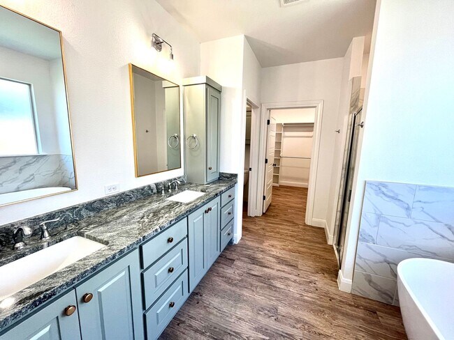 Building Photo - 4 Bed/2 Bath Home