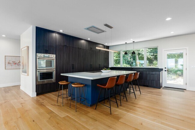 Building Photo - Stunning 5-Bedroom Modern Home with Panora...