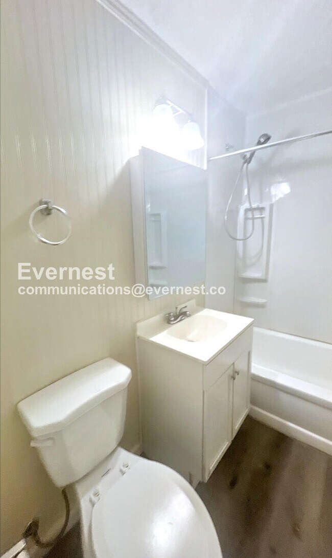 Building Photo - 4 Bed/1 Bath Home with Fenced Yard / Pet-Friendly / Vouchers Accepted / Available Now!