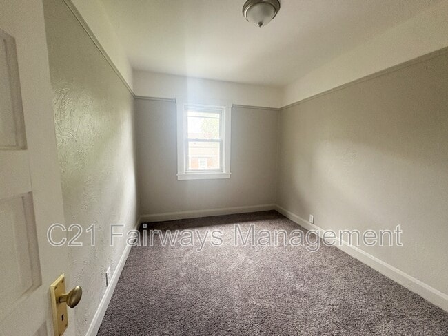 Building Photo - 864 Vankirk St