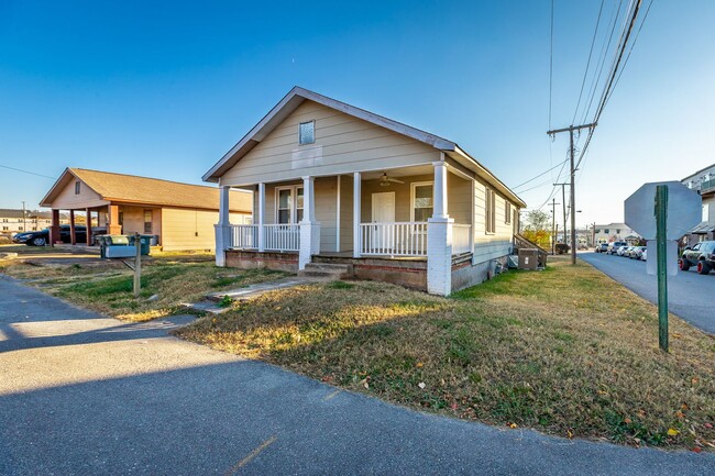 Building Photo - 3 Bedroom 2 bath home @ Southside