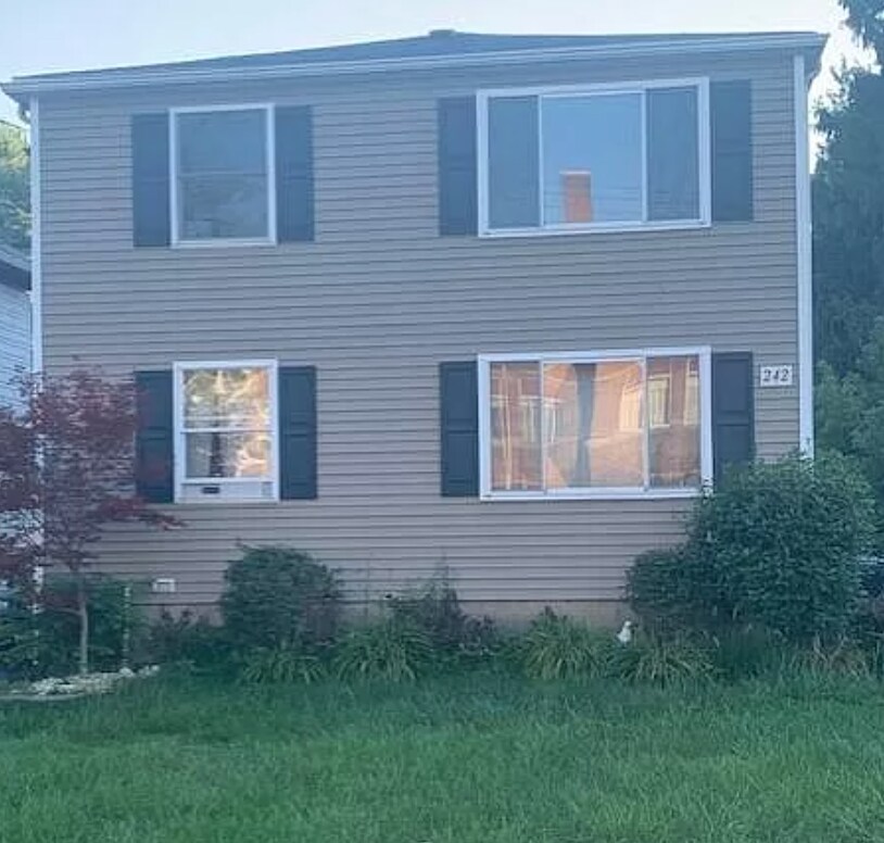 Building Photo - 242 Delaware St