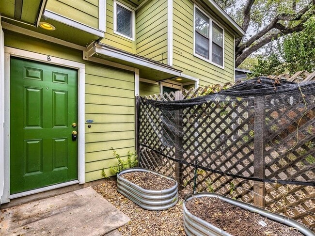 Building Photo - Charming 2 Bedroom, 1.5 Bathroom Home with...