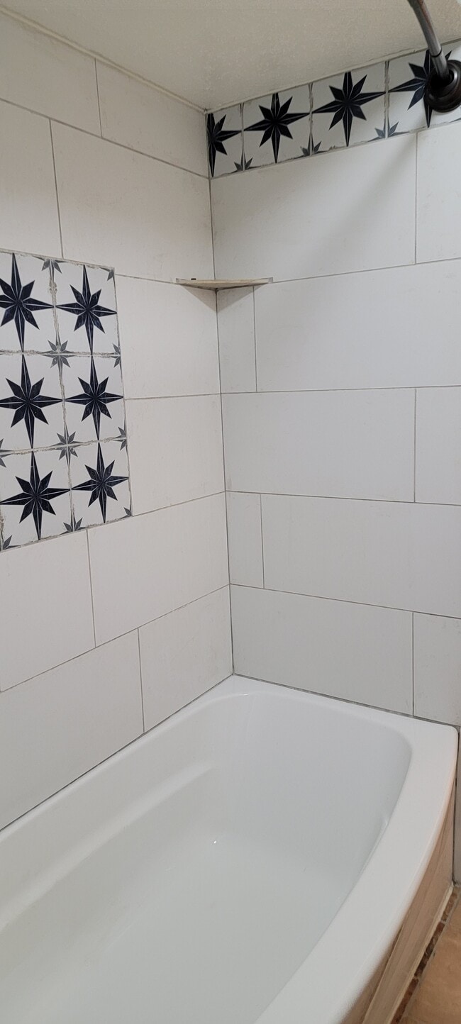 New Bathtub/Shower - 14515 Wunderlich Dr