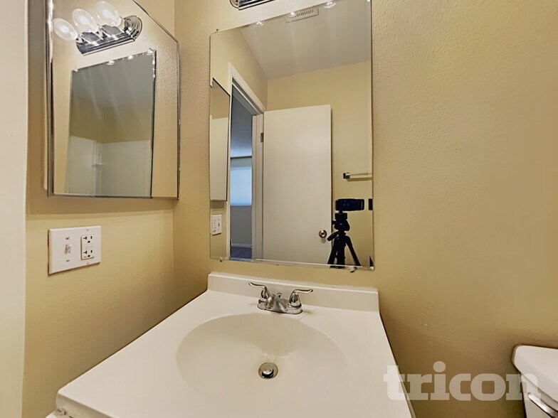 Building Photo - 6258 W Wolf St