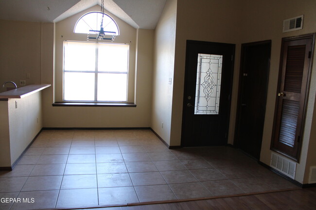 Building Photo - 1719 Bogart Pl