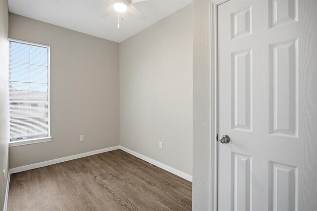 Building Photo - 611 Carpenter Ave