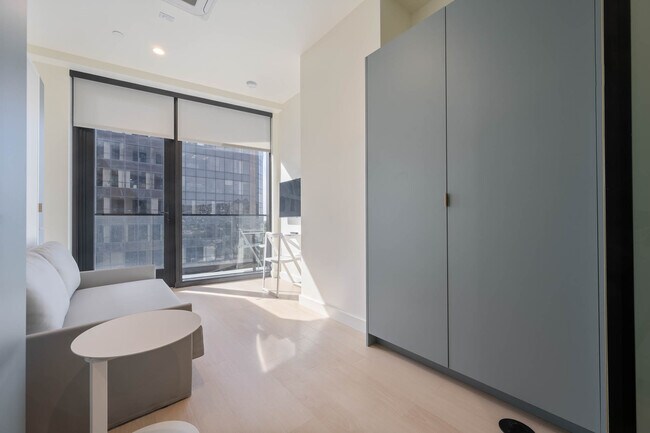Building Photo - 6401 Wilshire Blvd