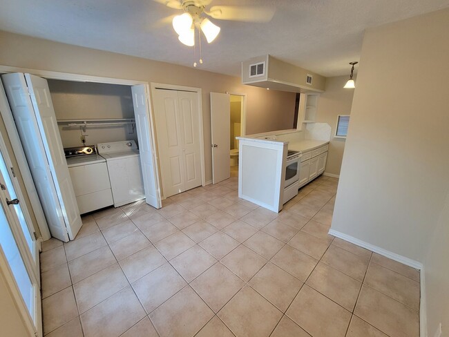 Building Photo - College Station - 2 bed/1.5 bath end unit ...