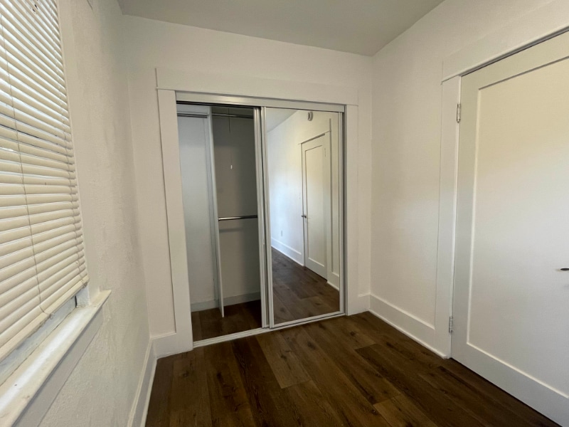 Building Photo - 1625 1/2 W 55th St