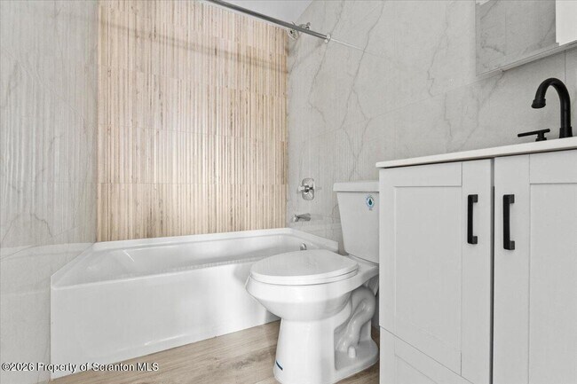 Building Photo - 840 Clay Ave